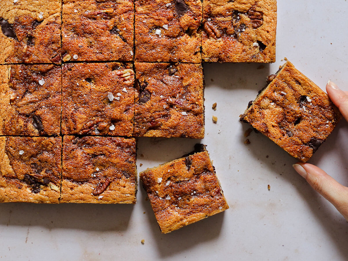 Blondies with chocolate and pecan nuts